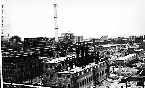 Im Sommer 1941 begann der Bau des dritten Werkskomplexes Montan-Anlage, die Vorprodukte für chemische Waffen wie Nervengas Tabun für das I. G.-Farben-Werk Dyhernfurth bei Breslau liefern sollte.