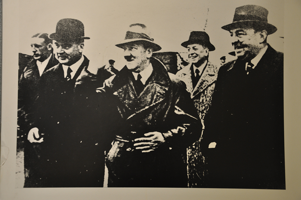 Foto in der Steinwache: Hitler und Herren von der Ruhr
