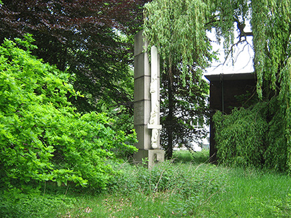 Das Nazi-Denkmal wurde 1937 auf dem Betriebsgelände des Schalker Vereins, einem Unternehmen der Eisen- und Stahlindustrie, im Stadtteil Bulmke-Hüllen errichtet.